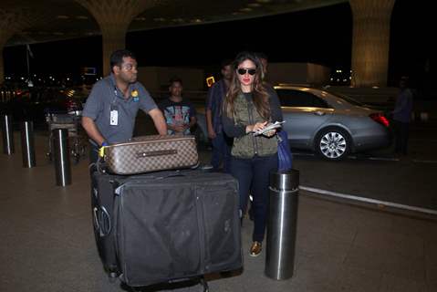 Kareena Kapoor Snapped at Airport