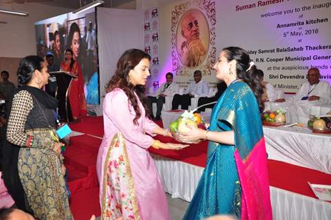 Juhi Chawla Visits 'Cooper' Hospital