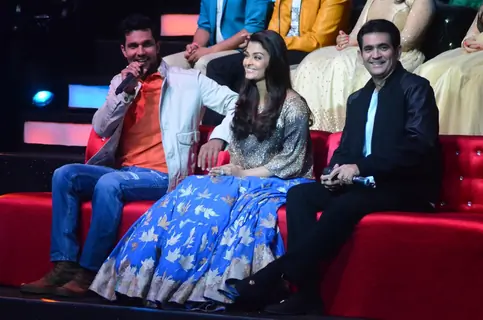 Randeep Hooda, Aishwarya Rai Bachchan and Omung Kumar Promote Sarbjit on Show 'Sa Re Ga Ma Pa 2016'