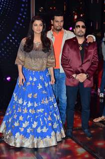 Randeep Hooda, Aishwarya Rai Bachchan & Mika Singh Promote Sarbjit on Show 'Sa Re Ga Ma Pa'