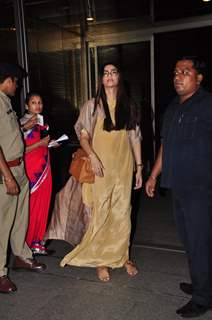 Sonam Kapoor Snapped at Airport as she leaves for Cannes Film Festival