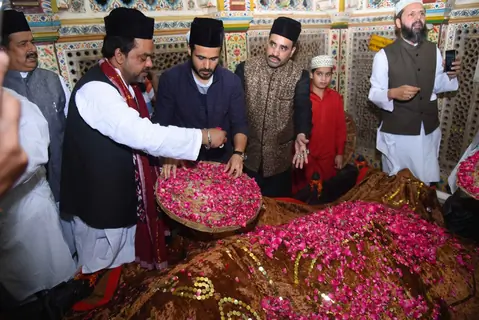 Emraan Hashmi and Mohammad Azharuddin Pays their Obeisance at Nizamuddin Dargah