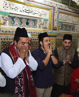 Emran Hashmi and Mohammad Azharuddin Pays their Obeisance at Nizamuddin Dargah