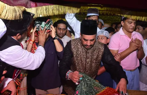 Emran Hashmi and Mohammad Azharuddin Pays their Obeisance at Nizamuddin Dargah