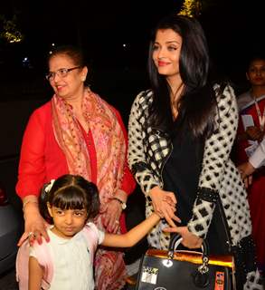 Aishwarya Rai Bachchan and Aaradhya Bachchan at Snapped at Airport