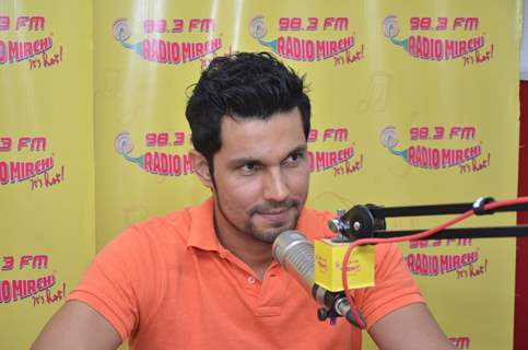 Randeep Hooda Promotes Sarabjit at Radio Mirchi Studio