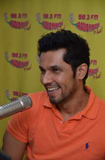 Randeep Hooda Promotes Sarabjit at Radio Mirchi Studio