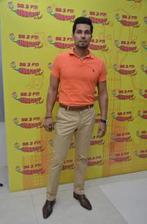 Randeep Hooda Promotes Sarabjit at Radio Mirchi Studio