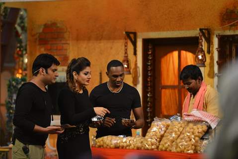 Dwayne Bravo & Raveena Tandon have blast on 'The Kapil Sharma Show'