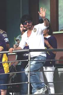 Shah Rukh Khan and Parineeti Chopra Snapped at Eden Gardens