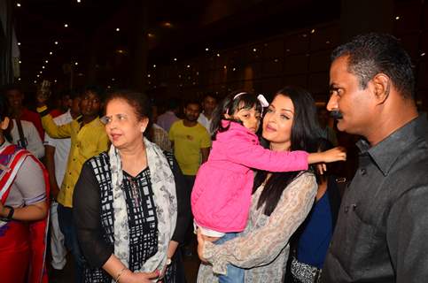 Aishwarya Rai Bachchan with Aaradhya Bachchan Snapped at Airport