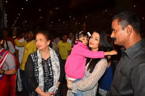 Aishwarya Rai Bachchan with Aaradhya Bachchan Snapped at Airport