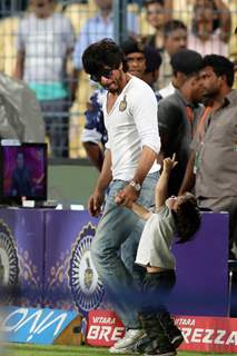 Shah Rukh Khan Snapped with Abram Khan