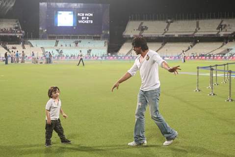 Shah Rukh Khan Snapped with Abram Khan