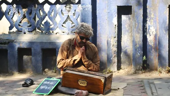 Sonu Nigam As The Roadside Ustaad