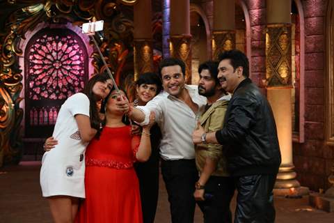 Krushna Abhishek Selfie with Kumar Sanu, Bharti Singh, Mandira on 'Comedy Nights Live'