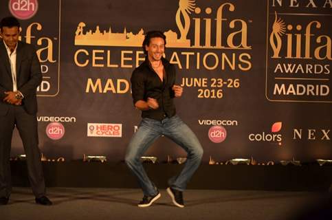 Tiger Shroff Shows some moves at IIFA 2016 Press Conference
