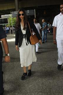 Spotted at Airport: Style Diva Sonam Kapoor!