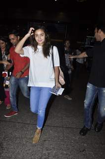 Spotted at Airport: Bollywood's Cutie Alia Bhatt!