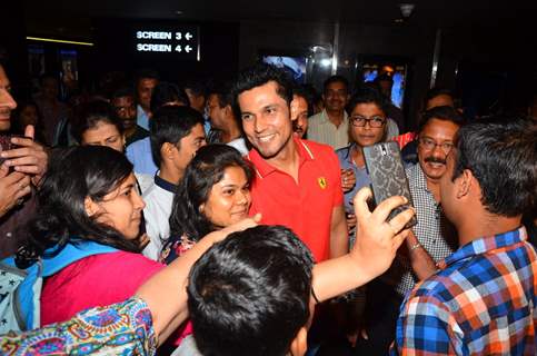 Randeep Hooda meets fans at Screening of Sarbjit for Firefighters!