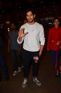 Airport Scenes: Sidharth Malhotra!