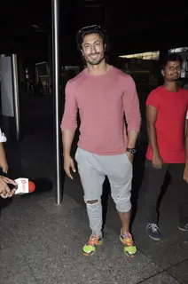 Airport Scenes: Vidyut Jamwal!