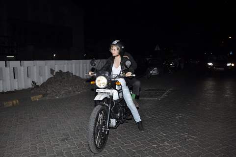 Screening of 'Waiting': Kalki - Naseeruddin arrives on Bike!