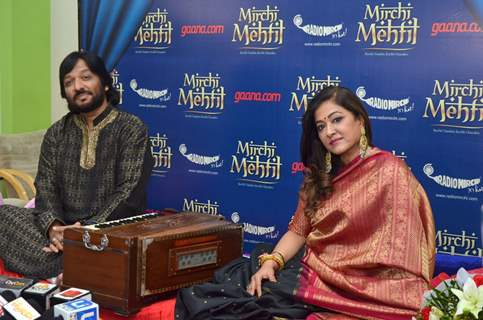 Roop Kumar Rathod Sings for his wife Sonali at Mehfil Radio Mirchi