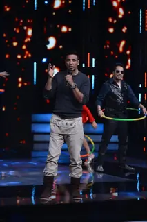 Akshay Kumar and Mika Singh have Blast on the sets of 'Sa Re Ga Ma Pa 2016'