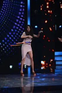 Lisa Haydon Plays with Hula Hoops on the sets of 'Sa Re Ga Ma Pa 2016'