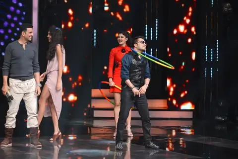 Akshay Kumar, Lisa Haydon, Mika Singh and Jacqueline Fernandes Promote 'Sa Re Ga Ma Pa 2016'