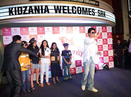 Shah Rukh Khan has a blast with Children at 'KIDZANIA' Mumbai