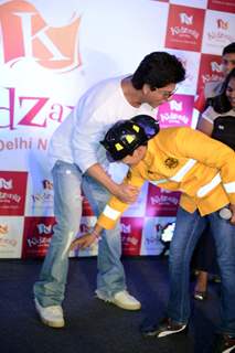 Shah Rukh Khan has a blast with Children at 'KIDZANIA' Mumbai