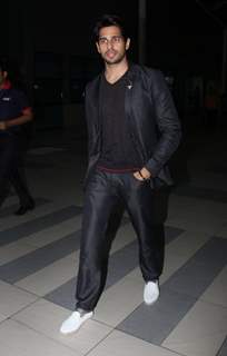 Sidharth Malhotra Snapped at Airport