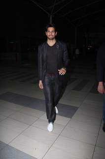 Sidharth Malhotra Snapped at Airport