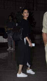 Virat Kohli Drops Anushka Sharma at Airport !