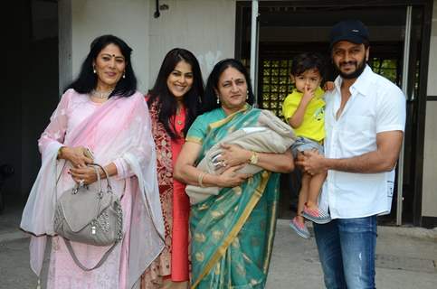 Genelia D'souza gets discharged: snapped with Riteish and Riaan and other family members!