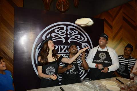 Learn how to make Pizza from Kalki Koechlin: Snapped at launch of Pizza Express in Delhi