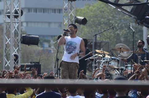 Farhan Akhtar Shoots for Live Performance Scene of Rock on 2!