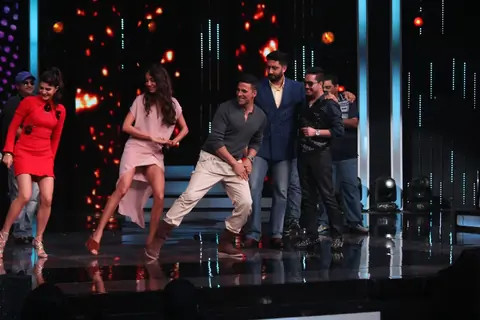 Housefull 3 Cast Dance on the beats of 'Taang Uthake' on Sa Re Ga Ma Pa for Promotions!