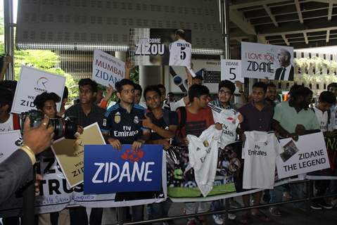 Aiport Scenes: Fans welcomes Famous footballer Zidane at Mumbai International Airport!