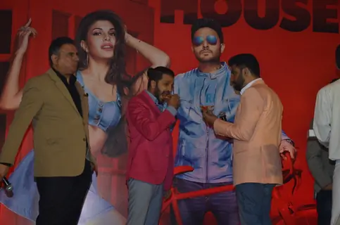 Riteish Deshmukh and Abhishek Bachchan have Pizza at Housefull 3 Success Meet!