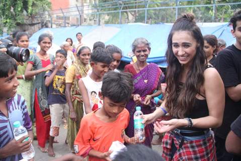 Lauren Gottlieb interacts & distributes food to Street Kids!