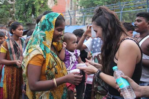 Lauren Gottlieb interacts & distributes food to Street Kids!