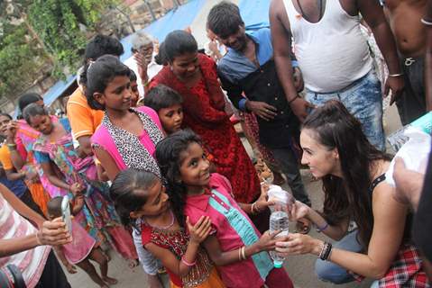 Lauren Gottlieb interacts & distributes food to Street Kids!