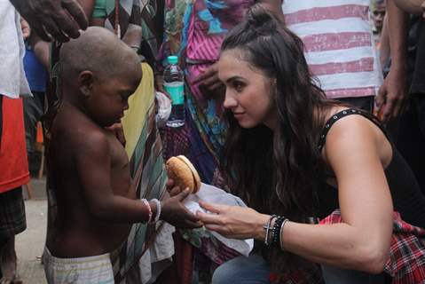 Lauren Gottlieb interacts & distributes food to Street Kids!