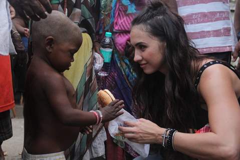 Lauren Gottlieb interacts & distributes food to Street Kids!