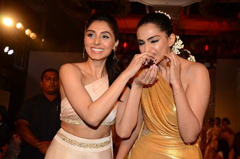 Sonam Kapoor cuts the cake at Pernia Qureshi Pop-up Shop event!