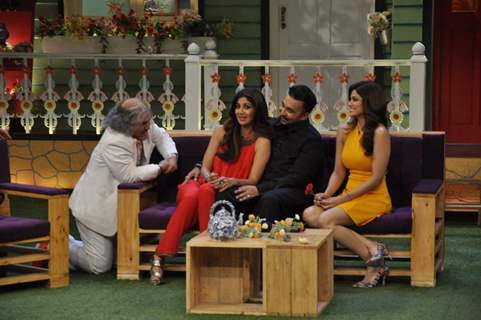 Ali Asgar with Shilpa Shetty, Shamita Shetty & Raj Kundra on The Kapil Sharma Show