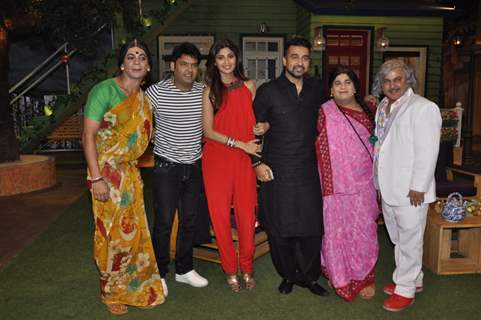 Cast of TKKS with Shilpa Shetty, Shamita Shetty & Raj Kundra on The Kapil Sharma Show